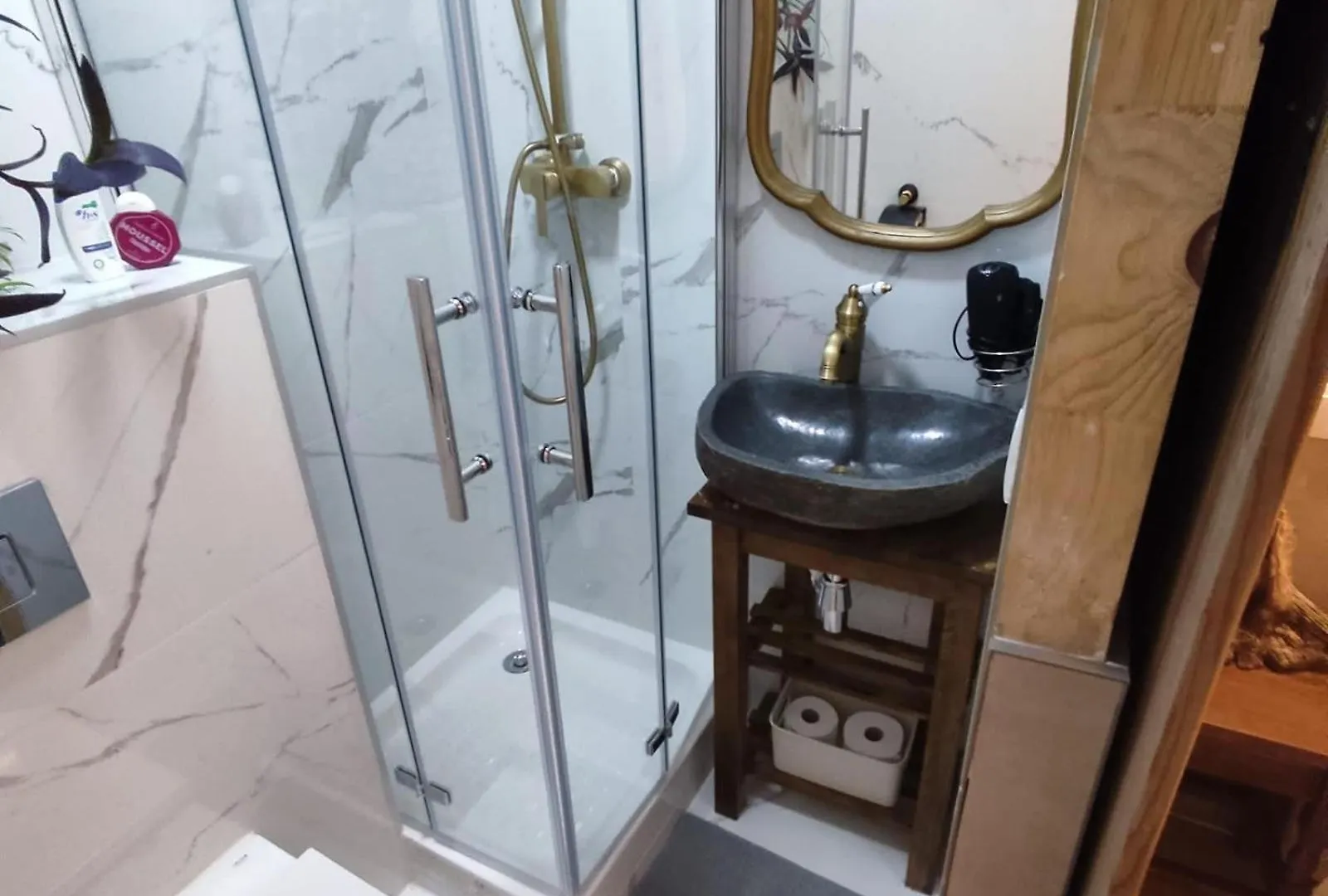 9 Private Rooms Barcelona Aparthotel